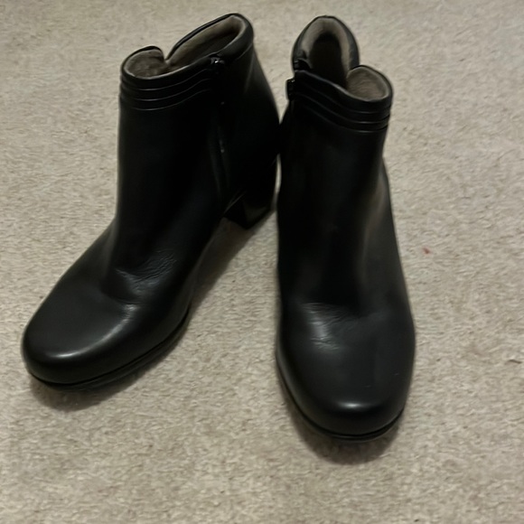 Naturalizer Shoes - EUC Naturlizer zip up ankle boots